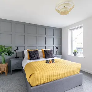  Holiday home Modern Four Bedroom Four Bathroom